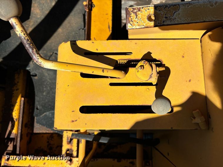 image for item DS2520 1977 John Deere  755 track loader