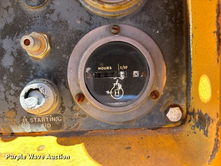 image for item DS2520 1977 John Deere  755 track loader