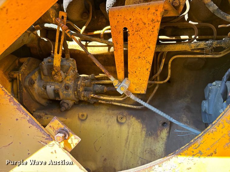 image for item DS2520 1977 John Deere  755 track loader