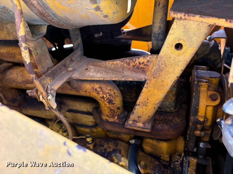 image for item DS2520 1977 John Deere  755 track loader