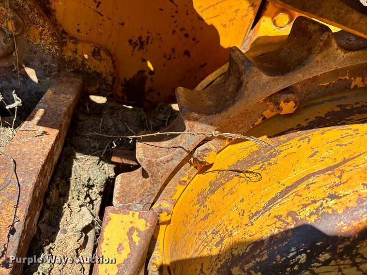 image for item DS2520 1977 John Deere  755 track loader