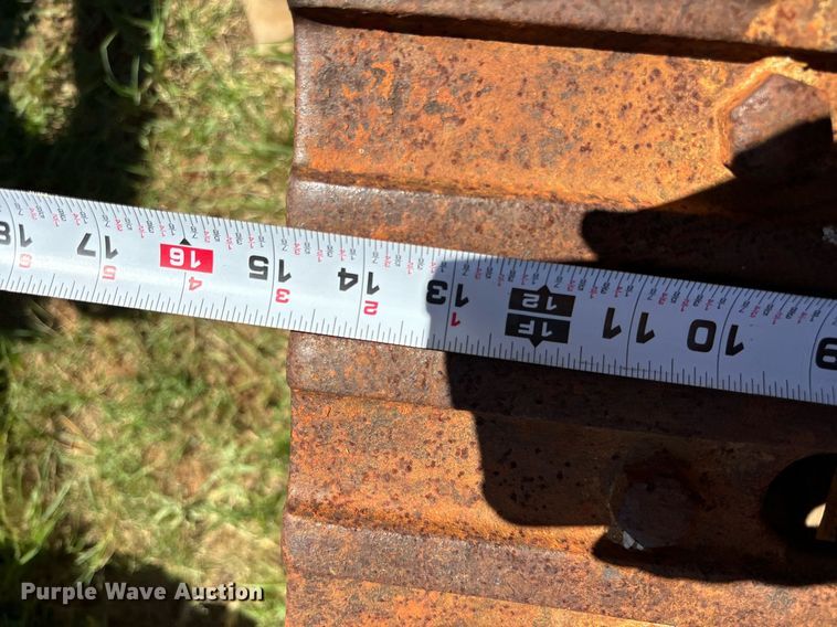 image for item DS2520 1977 John Deere  755 track loader