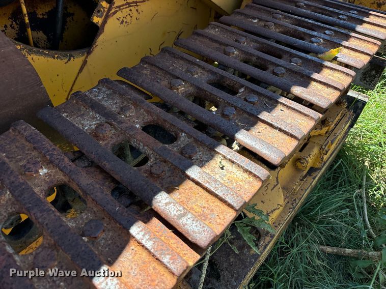 image for item DS2520 1977 John Deere  755 track loader
