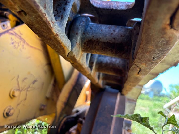 image for item DS2520 1977 John Deere  755 track loader