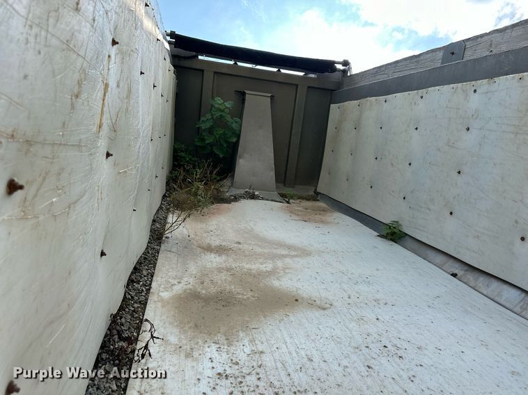 image for item DS4244 2015 Peterbilt  567 dump truck