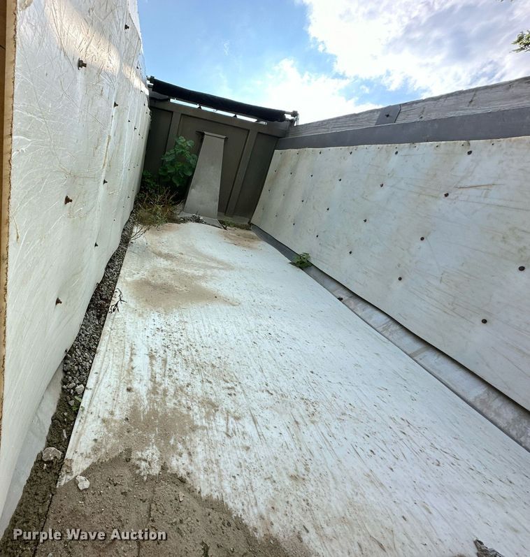 image for item DS4244 2015 Peterbilt  567 dump truck