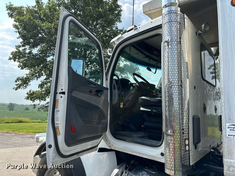 image for item DS4244 2015 Peterbilt  567 dump truck