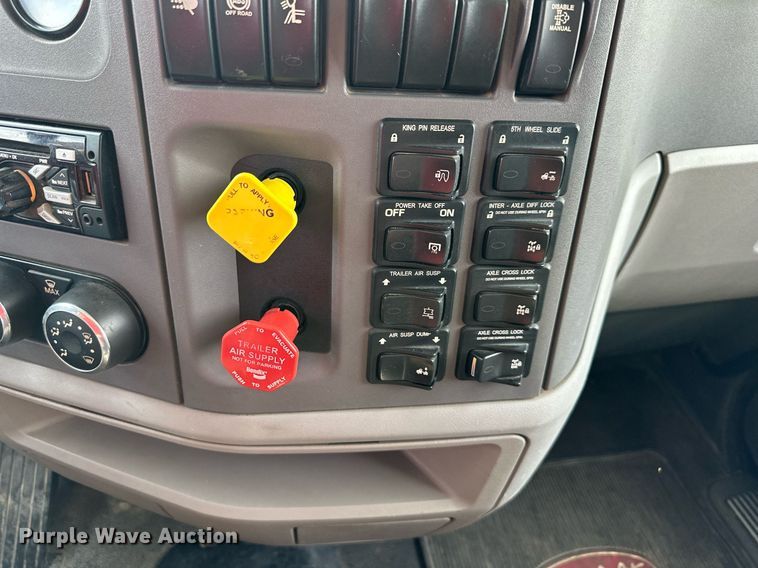 image for item DS4244 2015 Peterbilt  567 dump truck