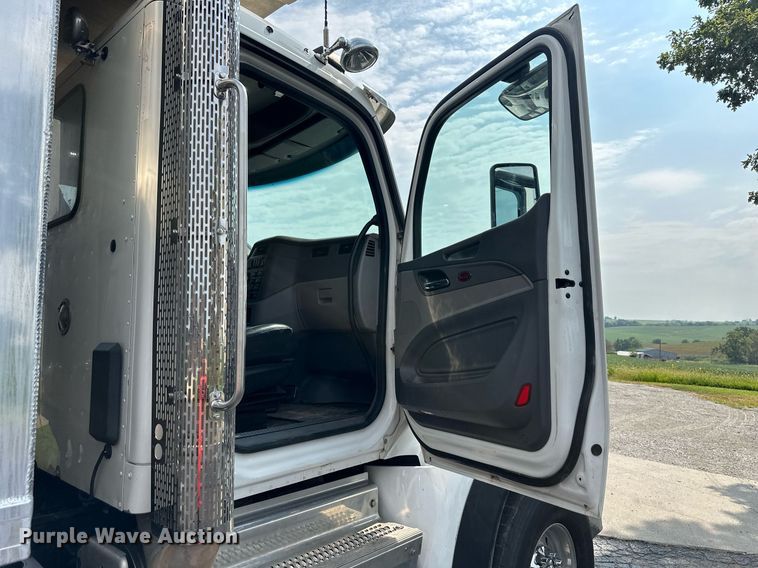 image for item DS4244 2015 Peterbilt  567 dump truck