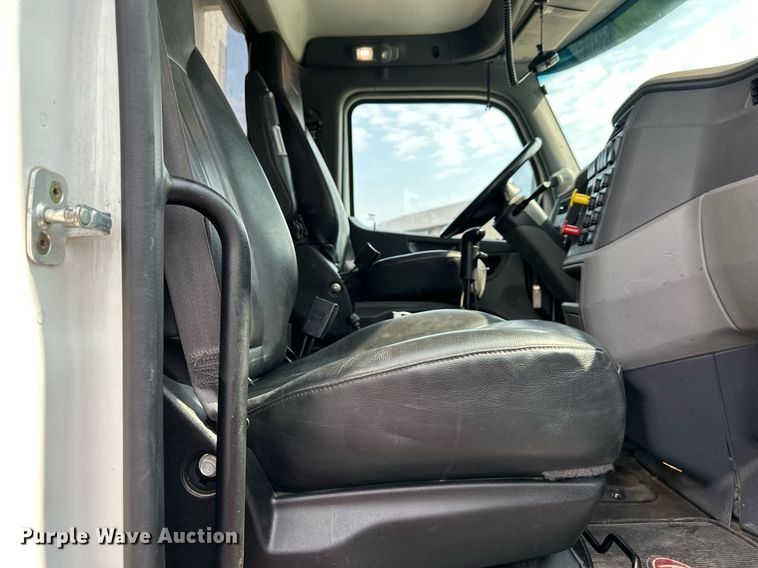 image for item DS4244 2015 Peterbilt  567 dump truck