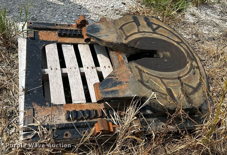 image for item DS4244 2015 Peterbilt  567 dump truck