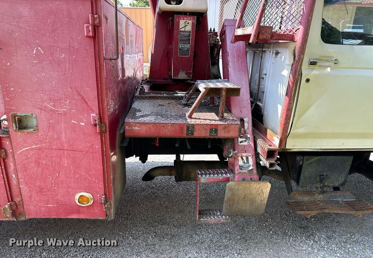 image for item DS4249 1998 Ford F800 bucket truck