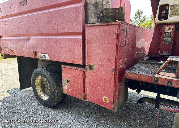 image for item DS4249 1998 Ford F800 bucket truck