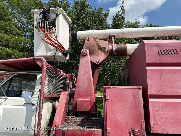 image for item DS4249 1998 Ford F800 bucket truck