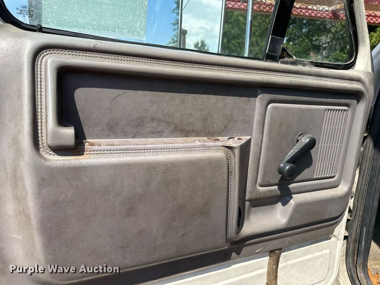 image for item DS4249 1998 Ford F800 bucket truck