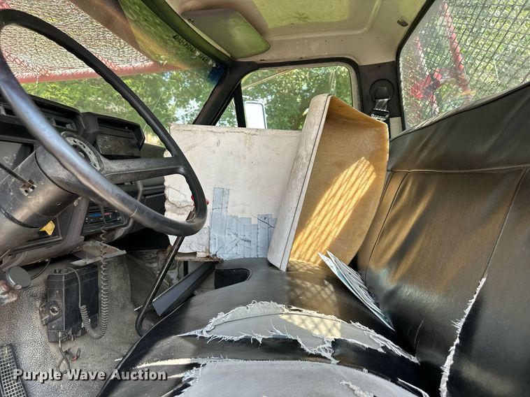 image for item DS4249 1998 Ford F800 bucket truck