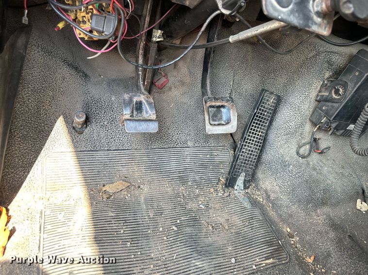 image for item DS4249 1998 Ford F800 bucket truck