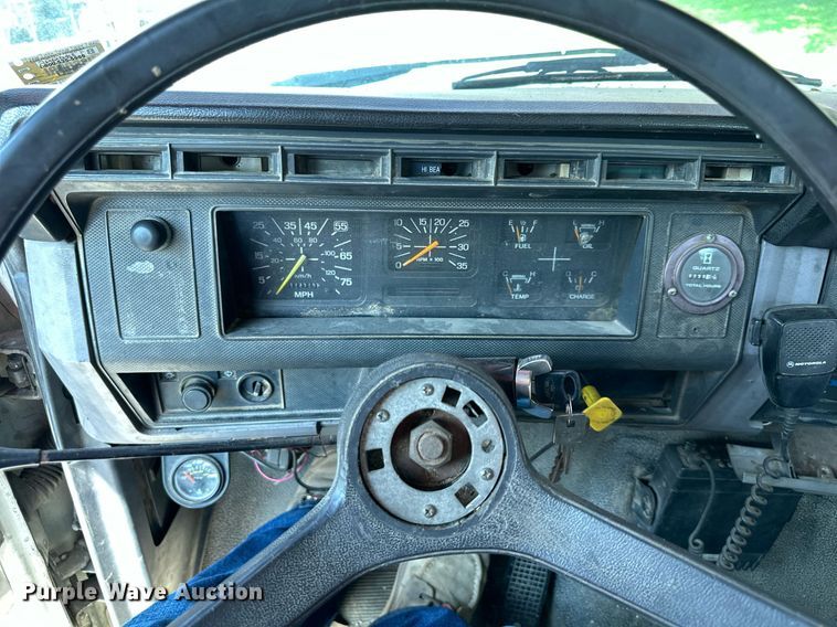 image for item DS4249 1998 Ford F800 bucket truck