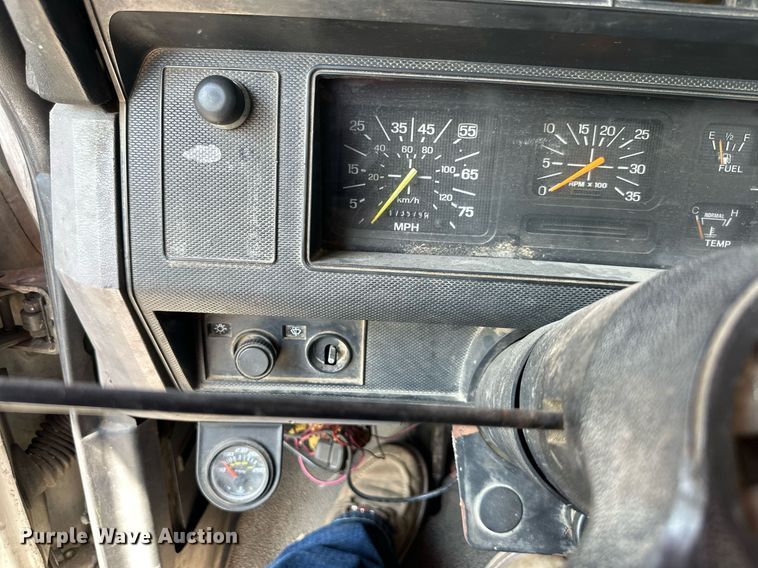 image for item DS4249 1998 Ford F800 bucket truck