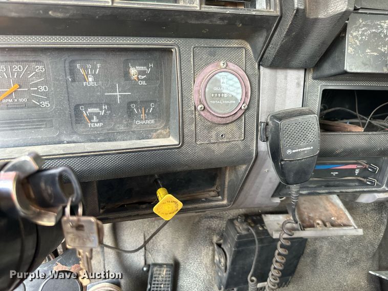 image for item DS4249 1998 Ford F800 bucket truck