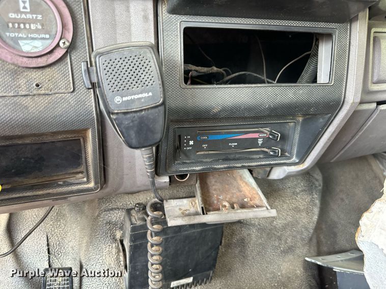 image for item DS4249 1998 Ford F800 bucket truck