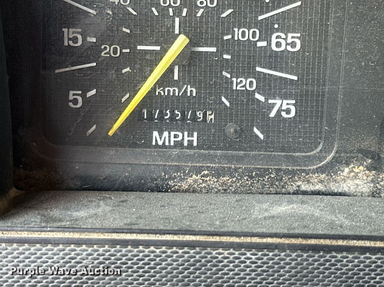 image for item DS4249 1998 Ford F800 bucket truck