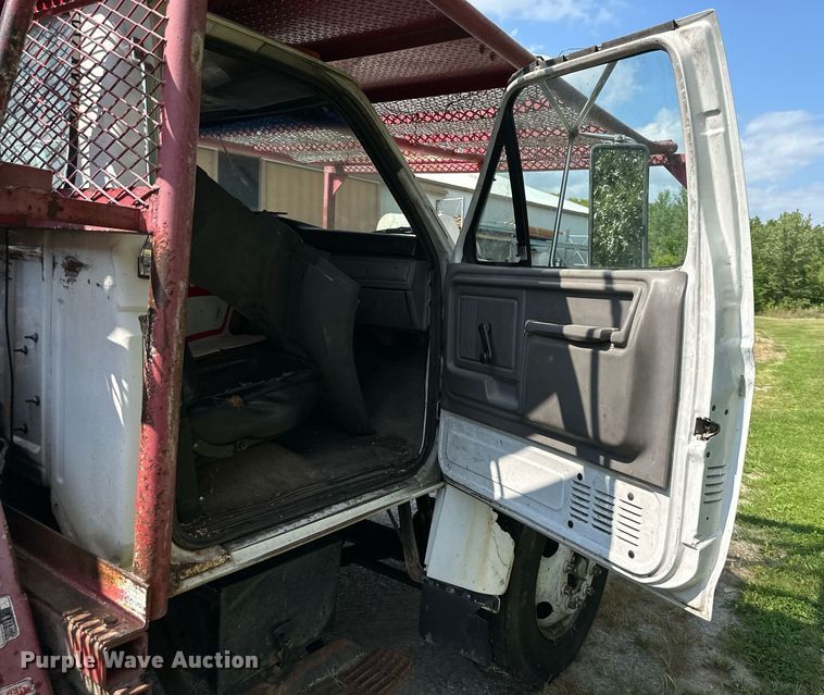 image for item DS4249 1998 Ford F800 bucket truck