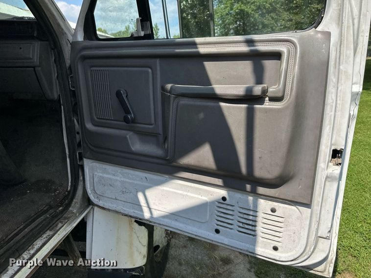 image for item DS4249 1998 Ford F800 bucket truck