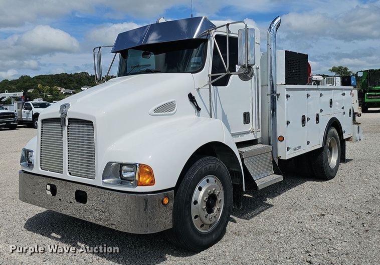 image for item DS4708 2000 Kenworth T300 utility / service truck