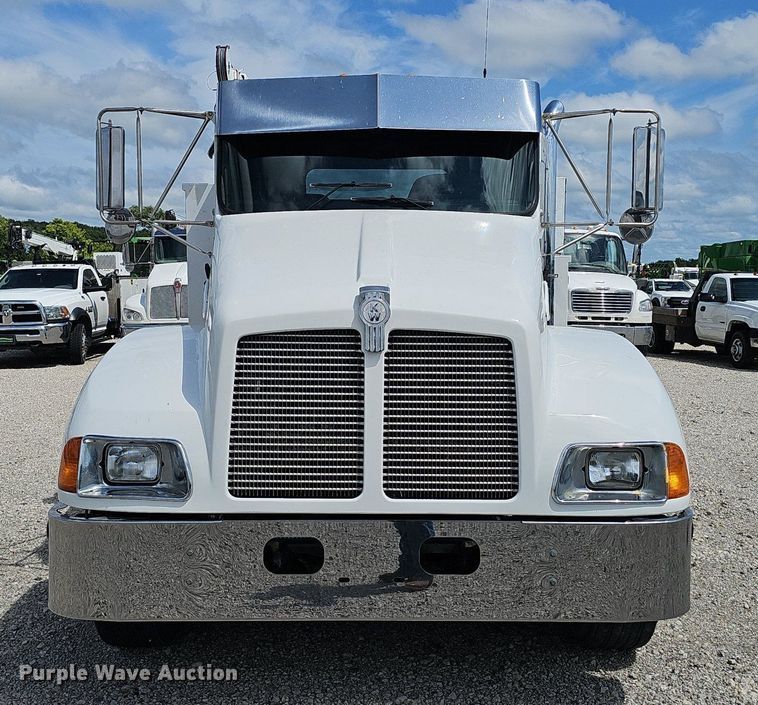 image for item DS4708 2000 Kenworth T300 utility / service truck