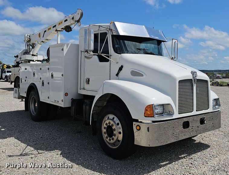 image for item DS4708 2000 Kenworth T300 utility / service truck