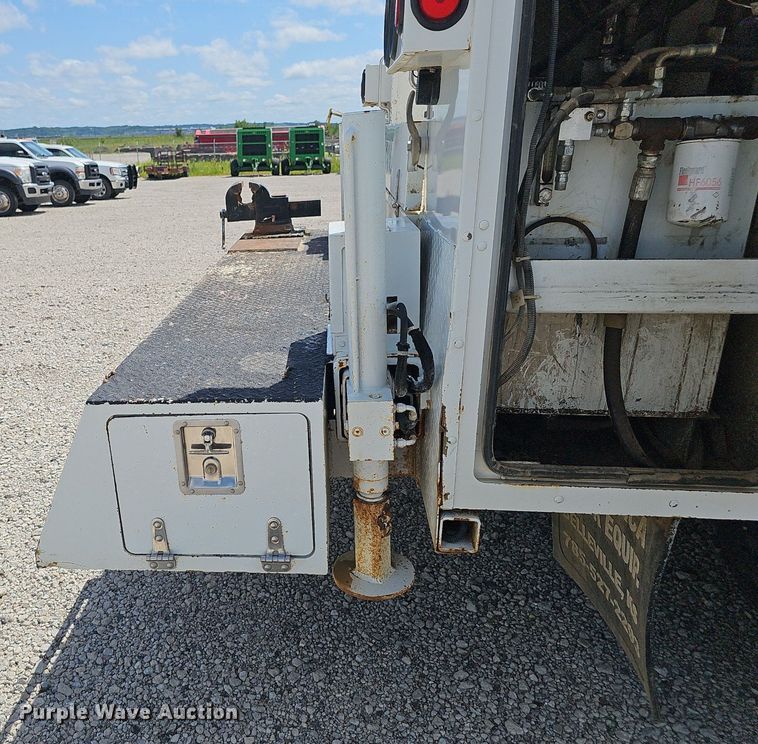 image for item DS4708 2000 Kenworth T300 utility / service truck