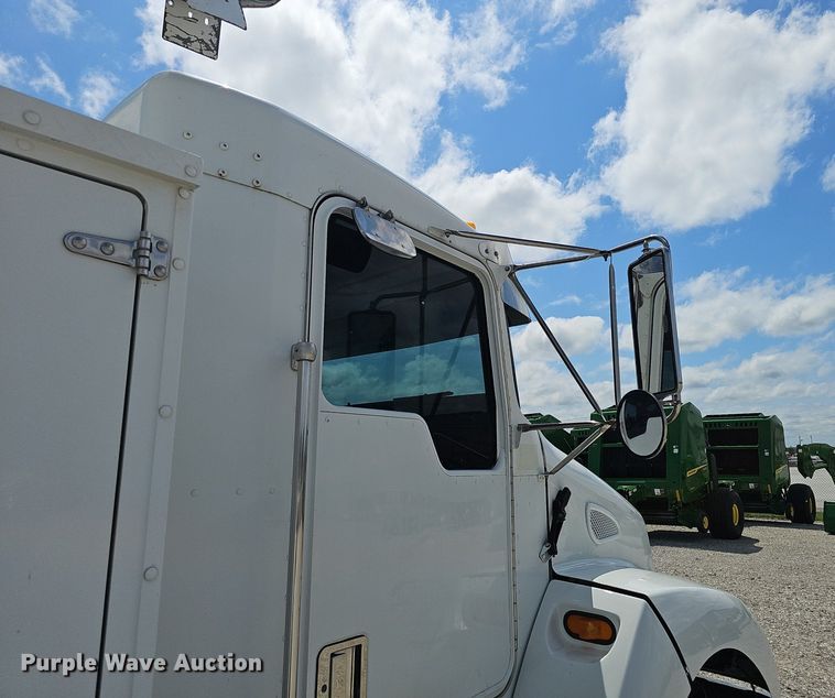 image for item DS4708 2000 Kenworth T300 utility / service truck