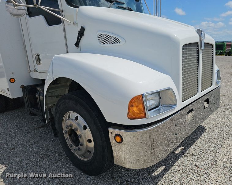 image for item DS4708 2000 Kenworth T300 utility / service truck