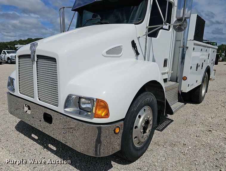 image for item DS4708 2000 Kenworth T300 utility / service truck