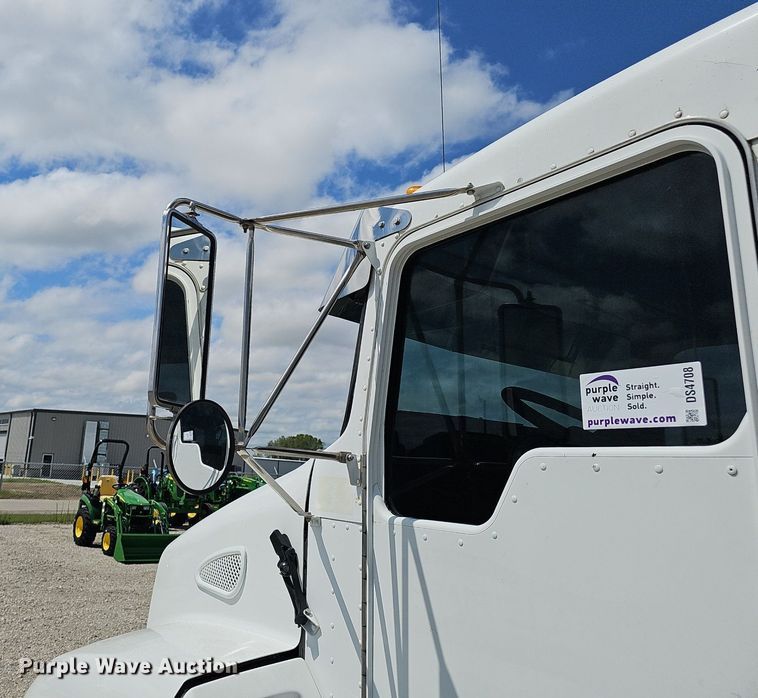 image for item DS4708 2000 Kenworth T300 utility / service truck