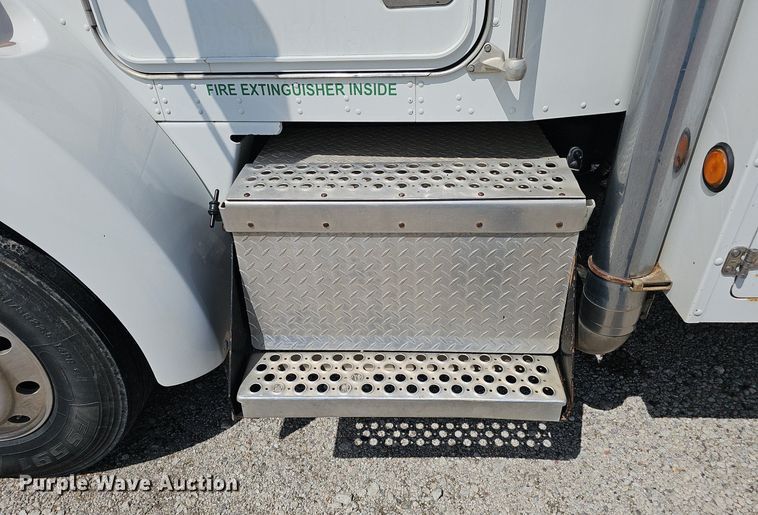 image for item DS4708 2000 Kenworth T300 utility / service truck