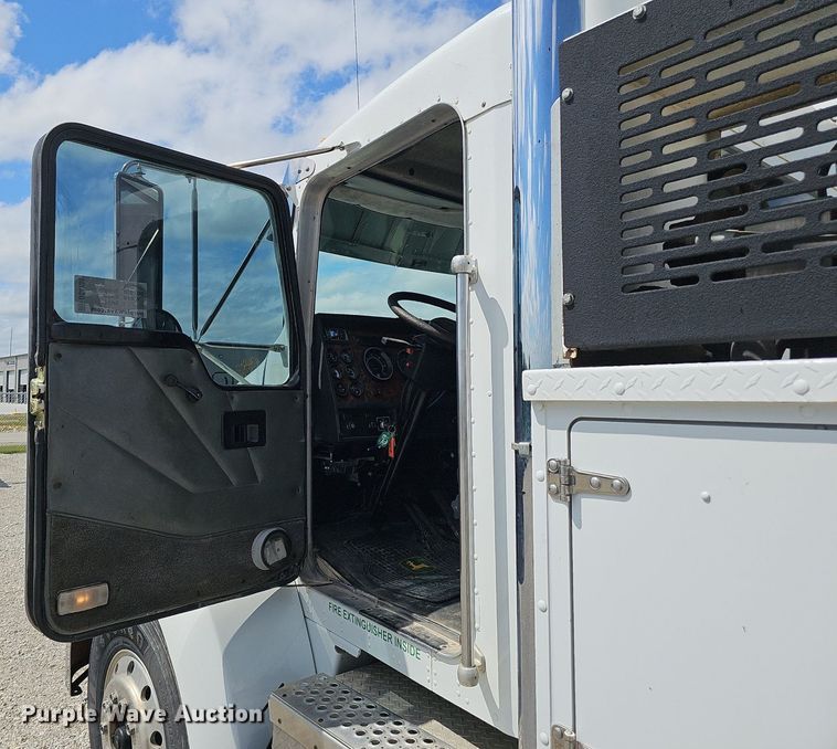 image for item DS4708 2000 Kenworth T300 utility / service truck