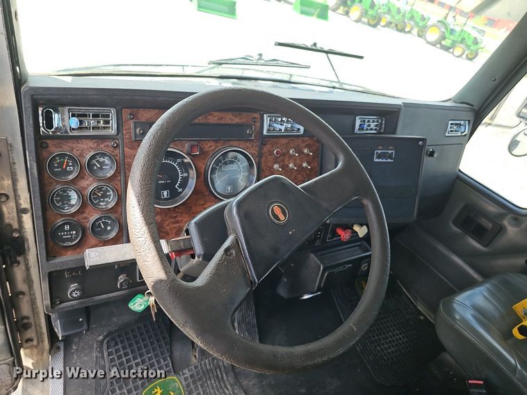 image for item DS4708 2000 Kenworth T300 utility / service truck