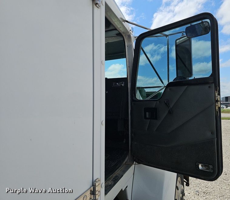 image for item DS4708 2000 Kenworth T300 utility / service truck