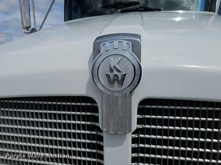 image for item DS4708 2000 Kenworth T300 utility / service truck