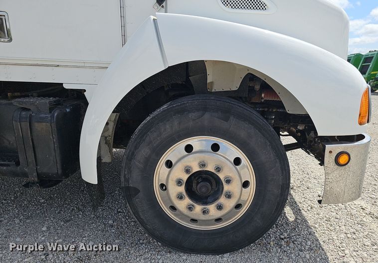 image for item DS4708 2000 Kenworth T300 utility / service truck