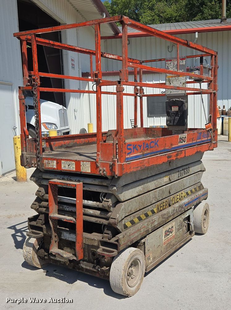 image for item DT7752 1999 Sky Jack SJIII-4626 scissor lift