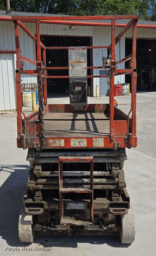 image for item DT7752 1999 Sky Jack SJIII-4626 scissor lift