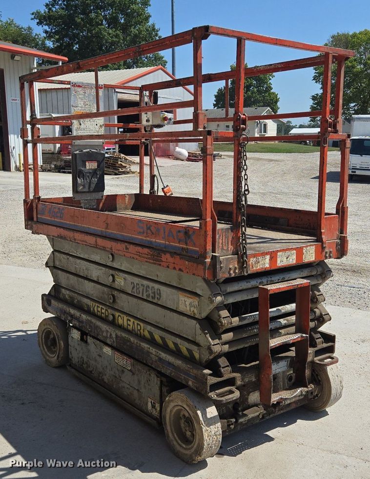 image for item DT7752 1999 Sky Jack SJIII-4626 scissor lift