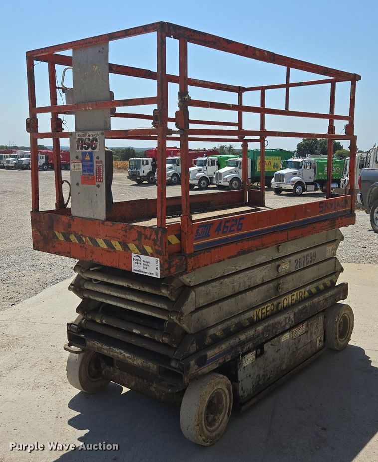 image for item DT7752 1999 Sky Jack SJIII-4626 scissor lift