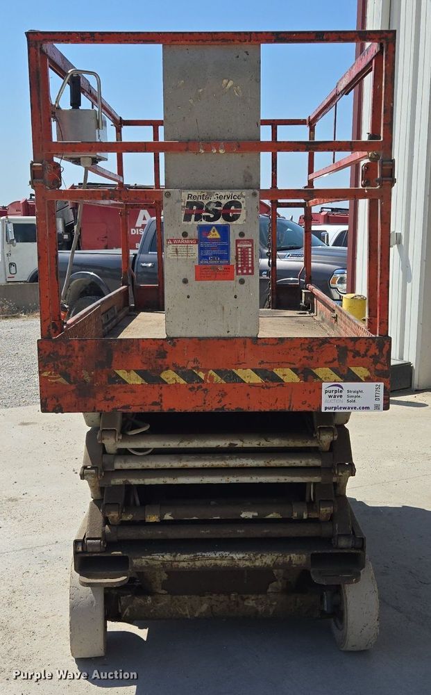 image for item DT7752 1999 Sky Jack SJIII-4626 scissor lift
