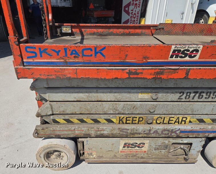image for item DT7752 1999 Sky Jack SJIII-4626 scissor lift