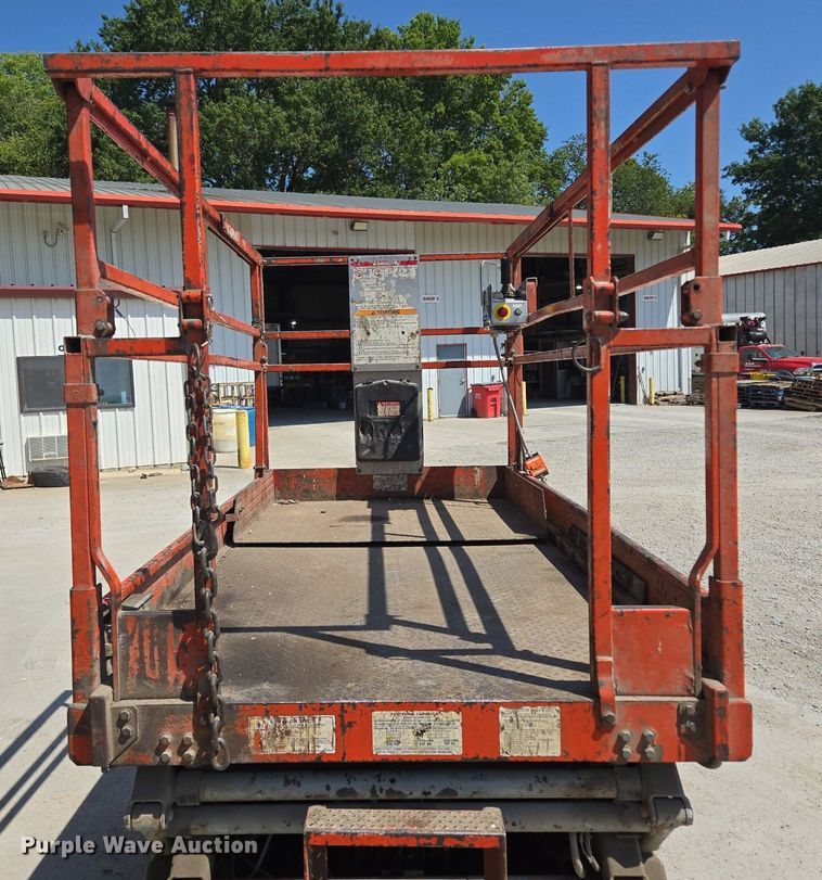 image for item DT7752 1999 Sky Jack SJIII-4626 scissor lift