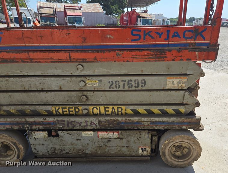 image for item DT7752 1999 Sky Jack SJIII-4626 scissor lift